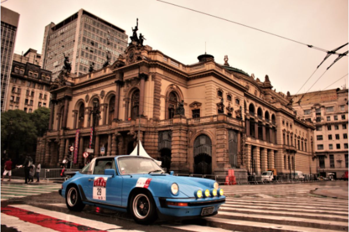 Carros Clássicos e o Turismo O Potencial de Eventos e Exposições na Atração de Visitantes